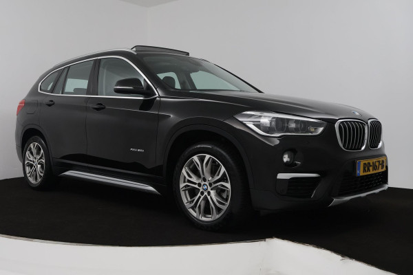 BMW X1 XDrive20i High Executive (PANORAMADAK, TREKHAAK, STOELVERWARMING, ACHTERUITRIJCAMERA, HEAD-UP, DEALER ONDERHOUDEN)