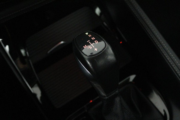 BMW X1 XDrive20i High Executive (PANORAMADAK, TREKHAAK, STOELVERWARMING, ACHTERUITRIJCAMERA, HEAD-UP, DEALER ONDERHOUDEN)