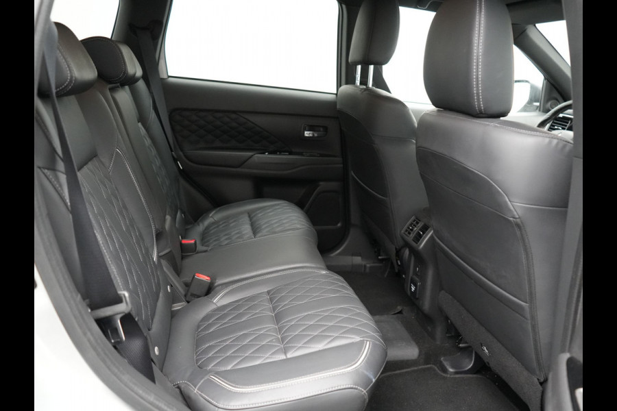 Mitsubishi Outlander 2.4 Intense+ Plug In Hybrid 225pk Dealer O.H PHEV | Trekhaak Af Fabriek | 360 Camera | Lederen Sportstoelen Verwarmd | Apple Carplay | Blis | Cruise Control | Navigatie | Keyless | DAB | 18" L.M |