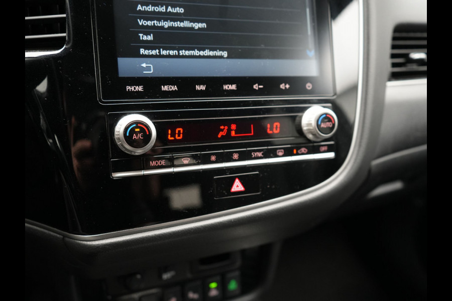 Mitsubishi Outlander 2.4 Intense+ Plug In Hybrid 225pk Dealer O.H PHEV | Trekhaak Af Fabriek | 360 Camera | Lederen Sportstoelen Verwarmd | Apple Carplay | Blis | Cruise Control | Navigatie | Keyless | DAB | 18" L.M |