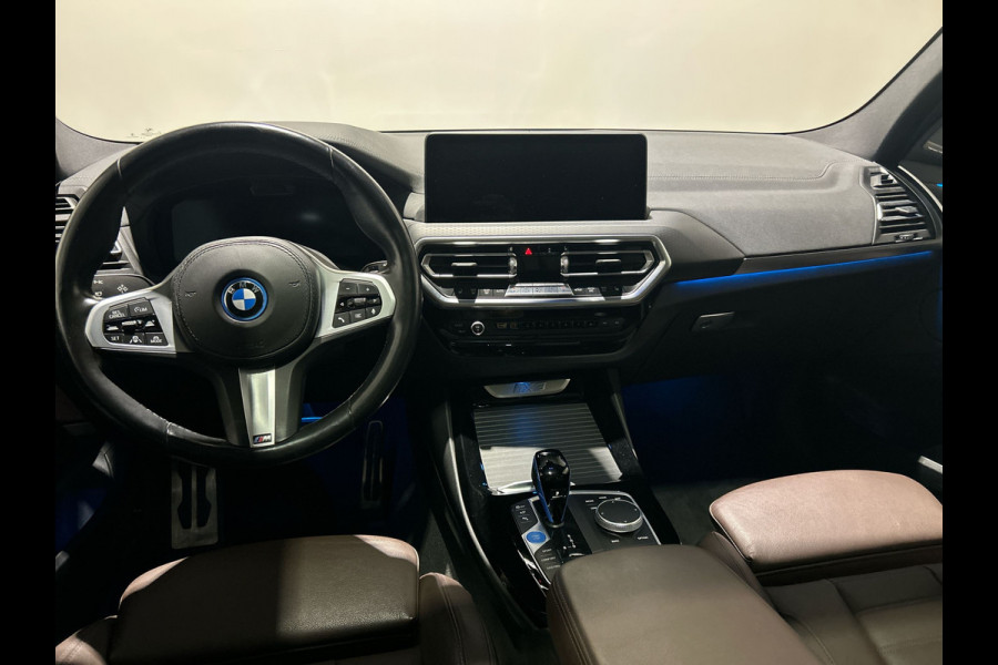 BMW iX3 High Executive 80 kWh | Panoramadak | Lederen bekleding | HUD |  21 inch Velgen | Sportstoelen | M - Sport | SoH (batterijcheck) 96,9 % score!