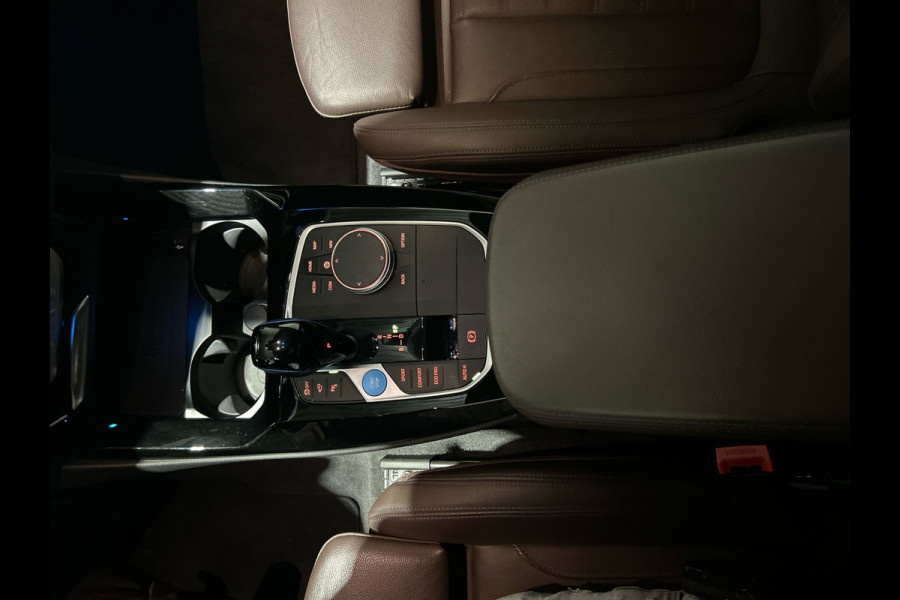 BMW iX3 High Executive 80 kWh | Panoramadak | Lederen bekleding | HUD |  21 inch Velgen | Sportstoelen | M - Sport | SoH (batterijcheck) 96,9 % score!