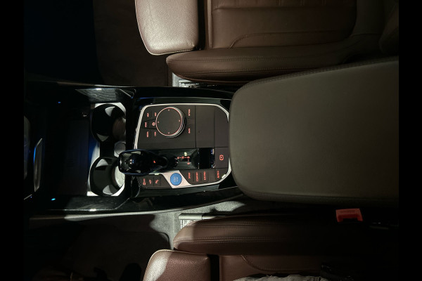 BMW iX3 High Executive 80 kWh | Panoramadak | Lederen bekleding | HUD |  21 inch Velgen | Sportstoelen | M - Sport | SoH (batterijcheck) 96,9 % score!
