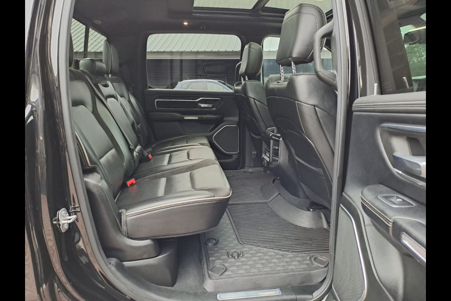 Dodge Ram 1500 5.7 V8 4x4 Crew Cab Laramie | Pano | Trekhaak | Leder | Stoelverwarming/ventilatie | Keyless | Camera | Sidesteps | Navi | Stuurverwarming |