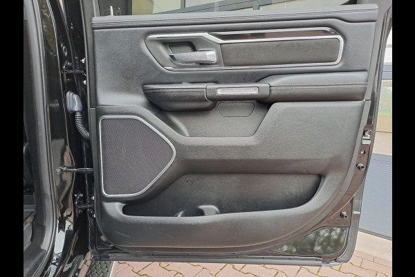Dodge Ram 1500 5.7 V8 4x4 Crew Cab Laramie | Pano | Trekhaak | Leder | Stoelverwarming/ventilatie | Keyless | Camera | Sidesteps | Navi | Stuurverwarming |