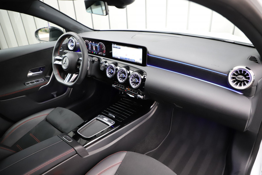 Mercedes-Benz A-Klasse 250 e AMG Aut8 | 218PK | Sfeerverlichting | Keyles-go | Stuurwielverwarming | Multi-beam | Stoelverw. | 2023. Mercedes-Benz A-Klasse 250 e AMG Aut8 | 218PK | Sfeerverlichting | Keyles-go | Stuurwielverwarming | Multi-beam | Stoelverw. | 2023.