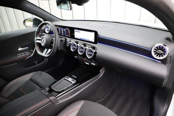 Mercedes-Benz A-Klasse 250 e AMG Aut8 | 218PK | Sfeerverlichting | Keyles-go | Stuurwielverwarming | Multi-beam | Stoelverw. | 2023. Mercedes-Benz A-Klasse 250 e AMG Aut8 | 218PK | Sfeerverlichting | Keyles-go | Stuurwielverwarming | Multi-beam | Stoelverw. | 2023.