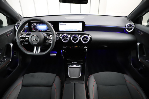Mercedes-Benz A-Klasse 250 e AMG Aut8 | 218PK | Sfeerverlichting | Keyles-go | Stuurwielverwarming | Multi-beam | Stoelverw. | 2023. Mercedes-Benz A-Klasse 250 e AMG Aut8 | 218PK | Sfeerverlichting | Keyles-go | Stuurwielverwarming | Multi-beam | Stoelverw. | 2023.