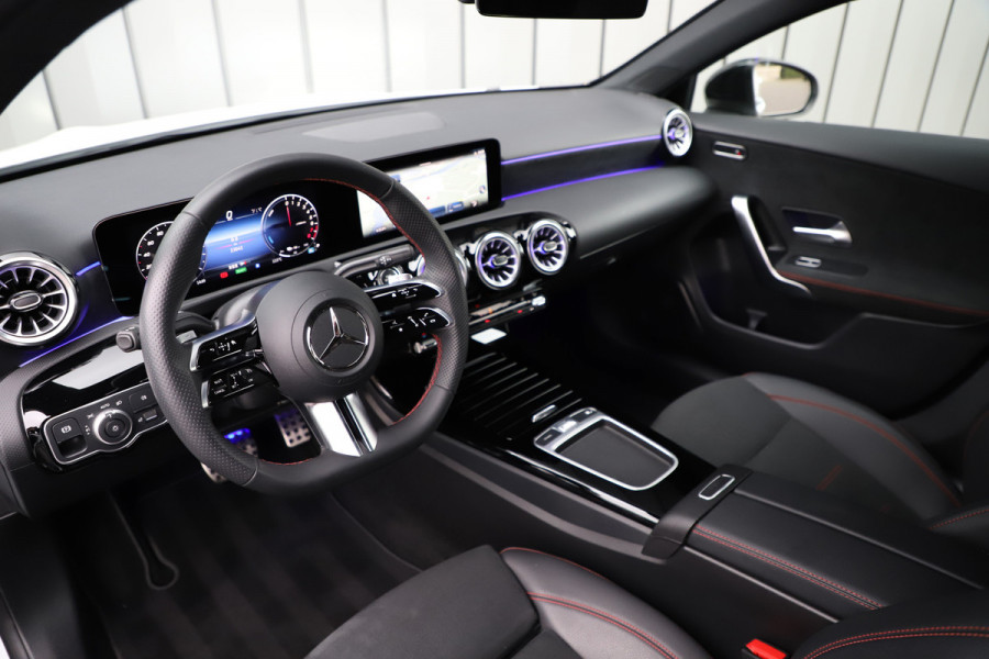 Mercedes-Benz A-Klasse 250 e AMG Aut8 | 218PK | Sfeerverlichting | Keyles-go | Stuurwielverwarming | Multi-beam | Stoelverw. | 2023. Mercedes-Benz A-Klasse 250 e AMG Aut8 | 218PK | Sfeerverlichting | Keyles-go | Stuurwielverwarming | Multi-beam | Stoelverw. | 2023.