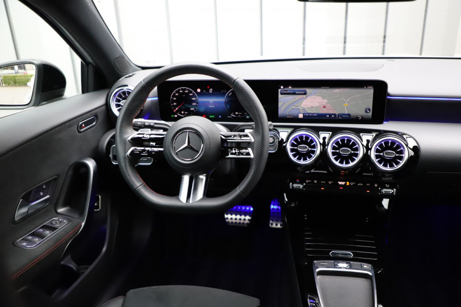 Mercedes-Benz A-Klasse 250 e AMG Aut8 | 218PK | Sfeerverlichting | Keyles-go | Stuurwielverwarming | Multi-beam | Stoelverw. | 2023. Mercedes-Benz A-Klasse 250 e AMG Aut8 | 218PK | Sfeerverlichting | Keyles-go | Stuurwielverwarming | Multi-beam | Stoelverw. | 2023.