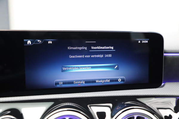 Mercedes-Benz A-Klasse 250 e AMG Aut8 | 218PK | Sfeerverlichting | Keyles-go | Stuurwielverwarming | Multi-beam | Stoelverw. | 2023. Mercedes-Benz A-Klasse 250 e AMG Aut8 | 218PK | Sfeerverlichting | Keyles-go | Stuurwielverwarming | Multi-beam | Stoelverw. | 2023.