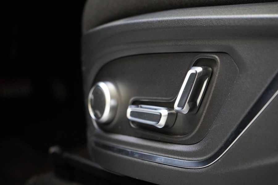 Lynk & Co 01 1.5 | Zwart optiek | Panoramadak | Navigatie | Memory | Apple CarPlay