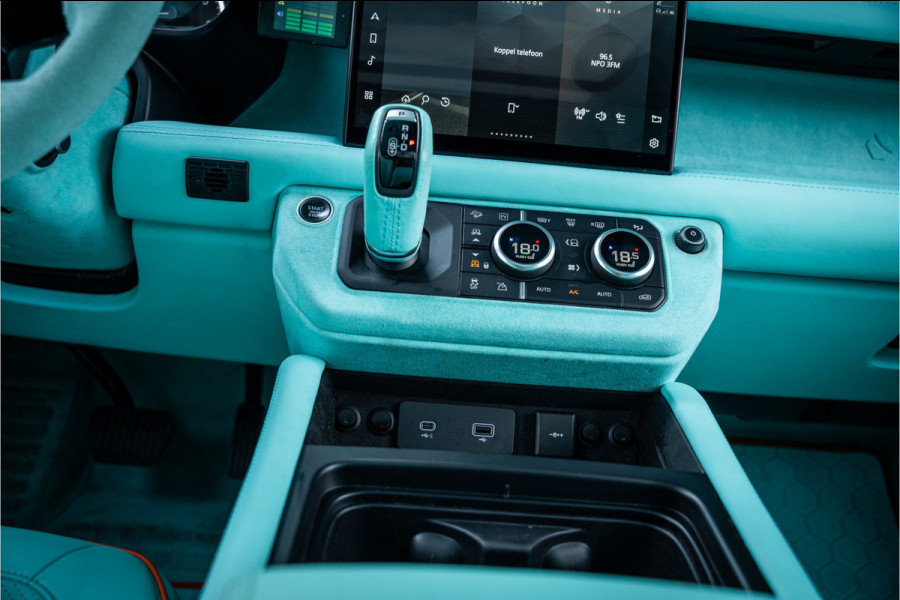 Land Rover Defender 110 2.0 P400e 110 X - Urban | Panorama | Luchtvering | Meridian | Elek. Trekhaak Land Rover Defender 110 2.0 P400e 110 X - Urban | Panorama | Luchtvering | Meridian | Elek. Trekhaak