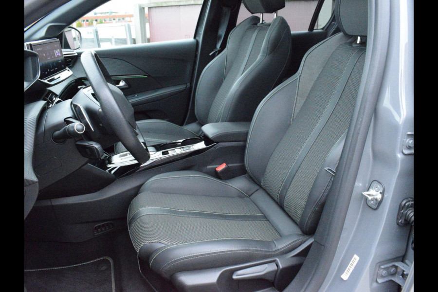 Peugeot 208 Hybrid 136 e-DCS6 GT PANORAMADAK | NAVI & CARPLAY | CAMERA MET SENSOREN | E.C.C. |