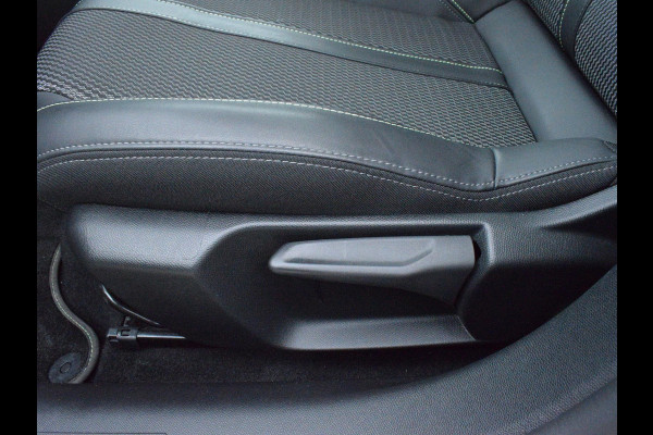 Peugeot 208 Hybrid 136 e-DCS6 GT PANORAMADAK | NAVI & CARPLAY | CAMERA MET SENSOREN | E.C.C. |