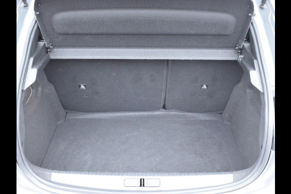 Peugeot 208 Hybrid 136 e-DCS6 GT PANORAMADAK | NAVI & CARPLAY | CAMERA MET SENSOREN | E.C.C. |