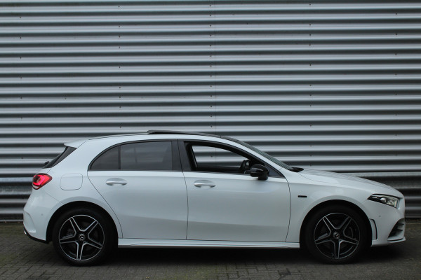 Mercedes-Benz A-Klasse 250 e 218pk Business Solution AMG PHEV Automaat SoH 96% NL-Auto NAP Panoramadak Burmester Clima Cruise Navi Camera Sfeer LMV Mercedes-Benz A-Klasse 250 e 218pk Business Solution AMG PHEV Automaat SoH 96% NL-Auto NAP Panoramadak Burmester Clima Cruise Navi Camera Sfeer LMV