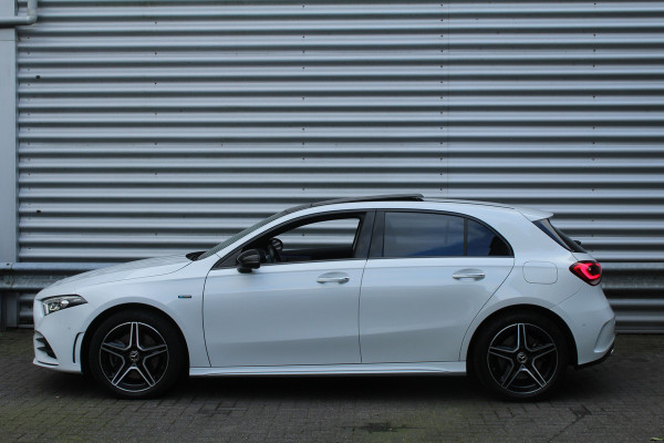Mercedes-Benz A-Klasse 250 e 218pk Business Solution AMG PHEV Automaat SoH 96% NL-Auto NAP Panoramadak Burmester Clima Cruise Navi Camera Sfeer LMV Mercedes-Benz A-Klasse 250 e 218pk Business Solution AMG PHEV Automaat SoH 96% NL-Auto NAP Panoramadak Burmester Clima Cruise Navi Camera Sfeer LMV