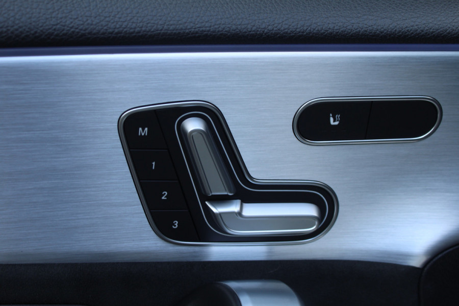 Mercedes-Benz A-Klasse 250 e 218pk Business Solution AMG PHEV Automaat SoH 96% NL-Auto NAP Panoramadak Burmester Clima Cruise Navi Camera Sfeer LMV Mercedes-Benz A-Klasse 250 e 218pk Business Solution AMG PHEV Automaat SoH 96% NL-Auto NAP Panoramadak Burmester Clima Cruise Navi Camera Sfeer LMV