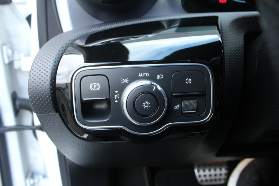 Mercedes-Benz A-Klasse 250 e 218pk Business Solution AMG PHEV Automaat SoH 96% NL-Auto NAP Panoramadak Burmester Clima Cruise Navi Camera Sfeer LMV Mercedes-Benz A-Klasse 250 e 218pk Business Solution AMG PHEV Automaat SoH 96% NL-Auto NAP Panoramadak Burmester Clima Cruise Navi Camera Sfeer LMV