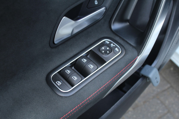 Mercedes-Benz A-Klasse 250 e 218pk Business Solution AMG PHEV Automaat SoH 96% NL-Auto NAP Panoramadak Burmester Clima Cruise Navi Camera Sfeer LMV Mercedes-Benz A-Klasse 250 e 218pk Business Solution AMG PHEV Automaat SoH 96% NL-Auto NAP Panoramadak Burmester Clima Cruise Navi Camera Sfeer LMV