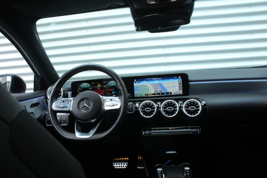 Mercedes-Benz A-Klasse 250 e 218pk Business Solution AMG PHEV Automaat SoH 96% NL-Auto NAP Panoramadak Burmester Clima Cruise Navi Camera Sfeer LMV Mercedes-Benz A-Klasse 250 e 218pk Business Solution AMG PHEV Automaat SoH 96% NL-Auto NAP Panoramadak Burmester Clima Cruise Navi Camera Sfeer LMV