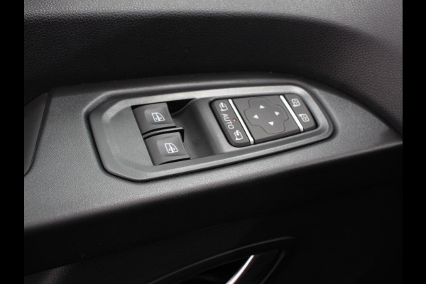 Renault Trafic 2.0 150PK T29 L2H1 Extra Dubbele Cabine Navigatie Airco Lichtmetalen velgen Betimmering Trekhaak Camera Parkeer sensoren Renault Trafic 2.0 150PK T29 L2H1 Extra Dubbele Cabine Navigatie Airco Lichtmetalen velgen Betimmering Trekhaak Camera Parkeer sensoren