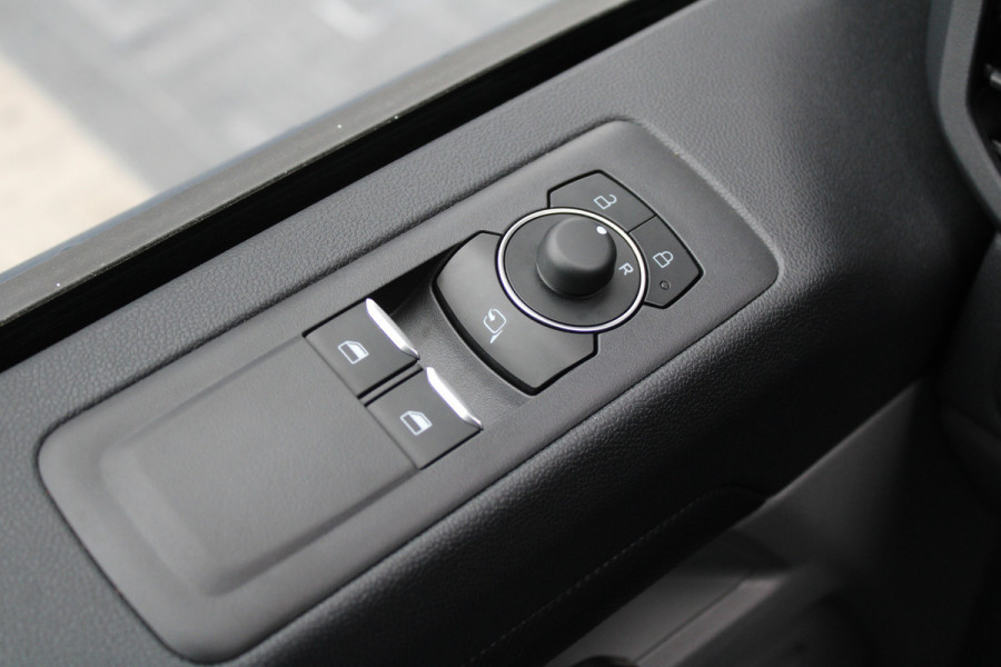 Ford Transit Custom 320 2.0 TDCI L2H1 Limited 170pk - 2x Schuifdeur - ACC - Blind spot - Navigatie - Camera - Draadloos laden - Stoelverwarming - Ri Ford Transit Custom 320 2.0 TDCI L2H1 Limited 170pk - 2x Schuifdeur - ACC - Blind spot - Navigatie - Camera - Draadloos laden - Stoelverwarming - Ri