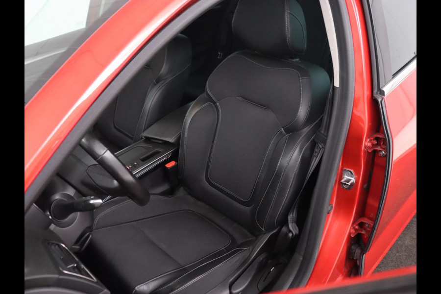 Renault Mégane 1.6 E-Tech Plug-In Hybrid 160 | Stoelverwarming | Head-Up | Trekhaak | Adaptive cruise | Carplay | Digital Cockpit | Climate control | Navigatie | Keyless | PHEV | Plug In