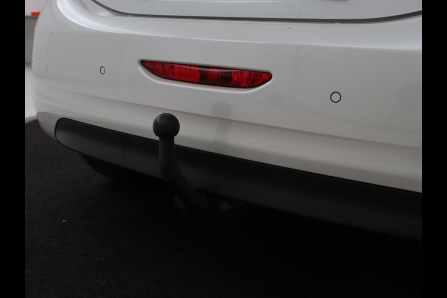 Peugeot 208 1.5 BleuHDi Allure | Trekhaak | Carplay | Navigatie | Climate control | Cruise control | Parkeerhulp | DAB | Bluetooth