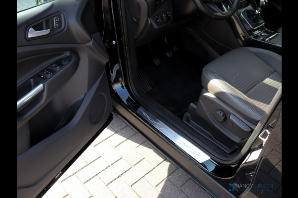 Ford Kuga 1.5 EcoBoost | Titanium | Pano | Navi | Camera | 17" LM Velgen | Elektr. Uitklapb. trekhaak | Volledig gedocumenteerd Onderhoudsboekje | Incl. 12 maanden Car Garantie Ford Kuga 1.5 EcoBoost | Titanium | Pano | Navi | Camera | 17" LM Velgen | Elektr. Uitklapb. trekhaak | Volledig gedocumenteerd Onderhoudsboekje | Incl. 12 maanden Car Garantie