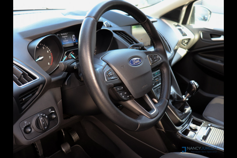 Ford Kuga 1.5 EcoBoost | Titanium | Pano | Navi | Camera | 17" LM Velgen | Elektr. Uitklapb. trekhaak | Volledig gedocumenteerd Onderhoudsboekje | Incl. 12 maanden Car Garantie Ford Kuga 1.5 EcoBoost | Titanium | Pano | Navi | Camera | 17" LM Velgen | Elektr. Uitklapb. trekhaak | Volledig gedocumenteerd Onderhoudsboekje | Incl. 12 maanden Car Garantie