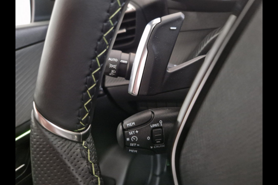 Peugeot 208 Hybrid 136 e-DCS6 GT | Automaat | Panoramadak | Draadloze telefoonlader | Achteruitrijcamera