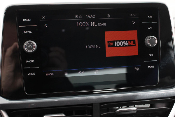 Volkswagen T-Roc 1.5 TSI DSG Style | Navigatie | Wireless App connect | Adaptive Cruise Control | Park Assist | Camera | Parkeersensoren | IQ Drive pakket | Stoel- en stuurwielverwarming | Virtual cockpit | Elektrische achterklep | Full LED koplampen