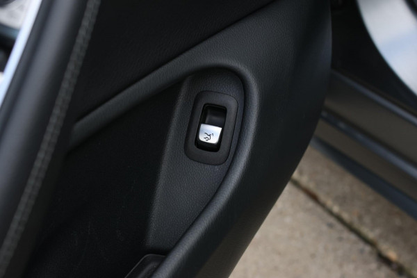 Mercedes-Benz C-Klasse Coupé 180 AMG *Pano*Camera*Magno kleur*Multibeam* Mercedes-Benz C-Klasse Coupé 180 AMG *Pano*Camera*Magno kleur*Multibeam*