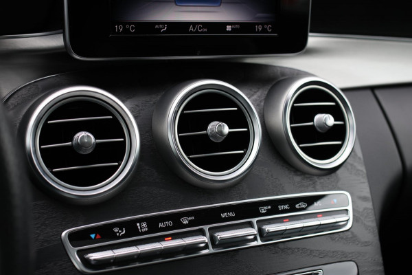 Mercedes-Benz C-Klasse Coupé 180 AMG *Pano*Camera*Magno kleur*Multibeam* Mercedes-Benz C-Klasse Coupé 180 AMG *Pano*Camera*Magno kleur*Multibeam*