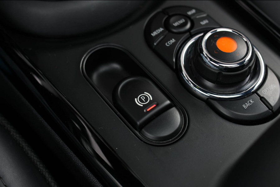 MINI Clubman 2.0 JCW 306Pk ALL4 *Pano*Harman/Kardon*Camera*Leder*Head-Up* MINI Clubman 2.0 JCW 306Pk ALL4 *Pano*Harman/Kardon*Camera*Leder*Head-Up*