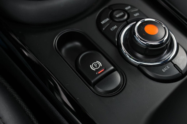 MINI Clubman 2.0 JCW 306Pk ALL4 *Pano*Harman/Kardon*Camera*Leder*Head-Up* MINI Clubman 2.0 JCW 306Pk ALL4 *Pano*Harman/Kardon*Camera*Leder*Head-Up*