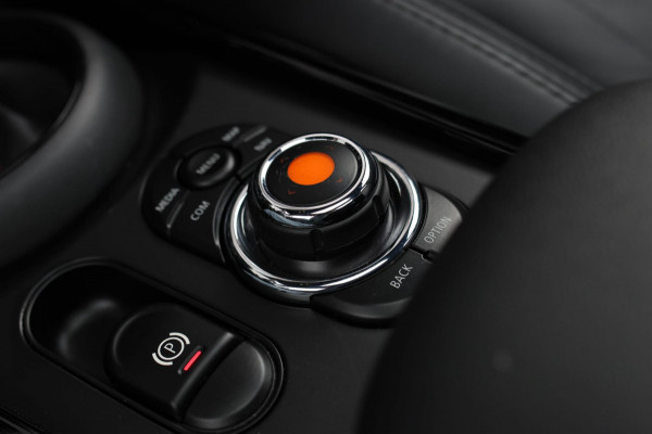 MINI Clubman 2.0 JCW 306Pk ALL4 *Pano*Harman/Kardon*Camera*Leder*Head-Up* MINI Clubman 2.0 JCW 306Pk ALL4 *Pano*Harman/Kardon*Camera*Leder*Head-Up*