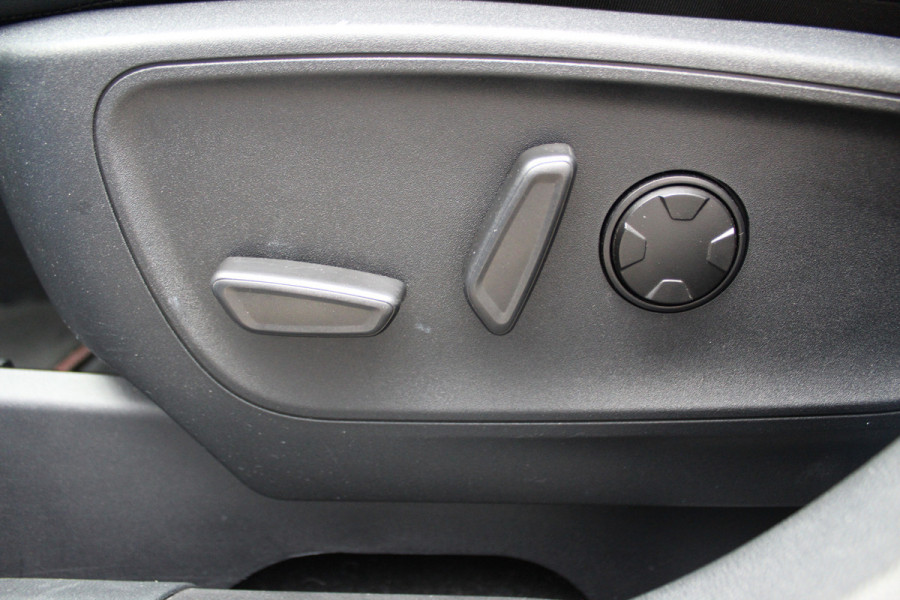 Ford Kuga 2.5-243pk PHEV ST-Line X. 2100kg trekgewicht ! Nieuw Model ! Van €. 54.937,- voor €. 43.735,- ! Trekgewicht van 2.100kg ! Elektr. verstelb. AGR stoelen voor, Stoel-, stuur-, voorraam- en achterbank verwarming, Elektr. panorama/schuif-kanteldak , Trekhaak wegklapbaar,