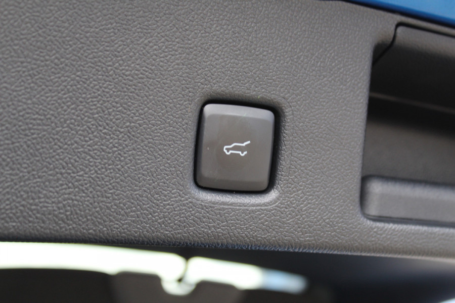 Ford Kuga 2.5-243pk PHEV ST-Line X. 2100kg trekgewicht ! Nieuw Model ! Van €. 54.937,- voor €. 43.735,- ! Trekgewicht van 2.100kg ! Elektr. verstelb. AGR stoelen voor, Stoel-, stuur-, voorraam- en achterbank verwarming, Elektr. panorama/schuif-kanteldak , Trekhaak wegklapbaar,