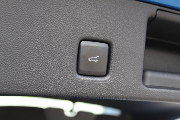 Ford Kuga 2.5-243pk PHEV ST-Line X. 2100kg trekgewicht ! Nieuw Model ! Van €. 54.937,- voor €. 43.735,- ! Trekgewicht van 2.100kg ! Elektr. verstelb. AGR stoelen voor, Stoel-, stuur-, voorraam- en achterbank verwarming, Elektr. panorama/schuif-kanteldak , Trekhaak wegklapbaar,