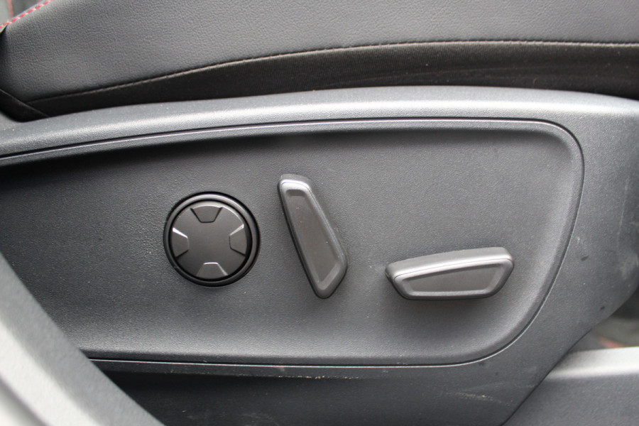 Ford Kuga 2.5-243pk PHEV ST-Line X. 2100kg trekgewicht ! Nieuw Model ! Van €. 54.937,- voor €. 43.735,- ! Trekgewicht van 2.100kg ! Elektr. verstelb. AGR stoelen voor, Stoel-, stuur-, voorraam- en achterbank verwarming, Elektr. panorama/schuif-kanteldak , Trekhaak wegklapbaar,