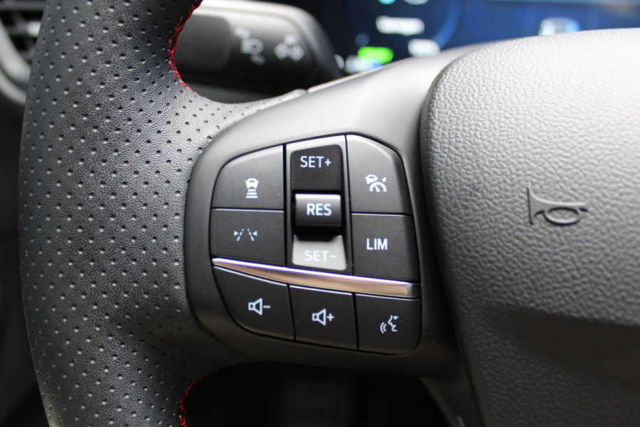 Ford Kuga 2.5-243pk PHEV ST-Line X. 2100kg trekgewicht ! Nieuw Model ! Van €. 54.937,- voor €. 43.735,- ! Trekgewicht van 2.100kg ! Elektr. verstelb. AGR stoelen voor, Stoel-, stuur-, voorraam- en achterbank verwarming, Elektr. panorama/schuif-kanteldak , Trekhaak wegklapbaar,