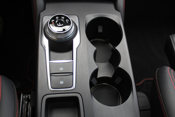 Ford Kuga 2.5-243pk PHEV ST-Line X. 2100kg trekgewicht ! Nieuw Model ! Van €. 54.937,- voor €. 43.735,- ! Trekgewicht van 2.100kg ! Elektr. verstelb. AGR stoelen voor, Stoel-, stuur-, voorraam- en achterbank verwarming, Elektr. panorama/schuif-kanteldak , Trekhaak wegklapbaar,