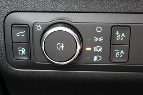 Ford Kuga 2.5-243pk PHEV ST-Line X. 2100kg trekgewicht ! Nieuw Model ! Van €. 54.937,- voor €. 43.735,- ! Trekgewicht van 2.100kg ! Elektr. verstelb. AGR stoelen voor, Stoel-, stuur-, voorraam- en achterbank verwarming, Elektr. panorama/schuif-kanteldak , Trekhaak wegklapbaar,