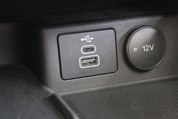 Ford Kuga 2.5-243pk PHEV ST-Line X. 2100kg trekgewicht ! Nieuw Model ! Van €. 54.937,- voor €. 43.735,- ! Trekgewicht van 2.100kg ! Elektr. verstelb. AGR stoelen voor, Stoel-, stuur-, voorraam- en achterbank verwarming, Elektr. panorama/schuif-kanteldak , Trekhaak wegklapbaar,