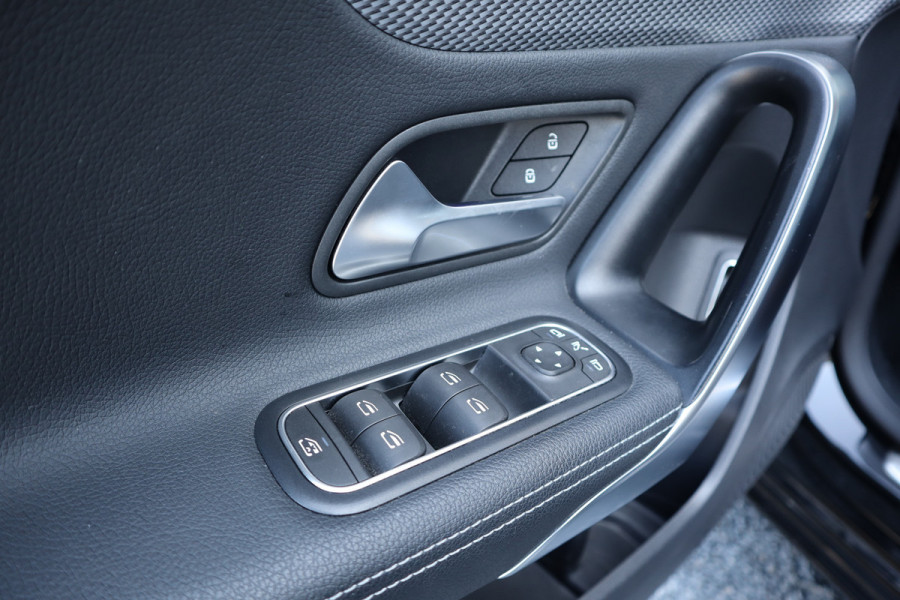 Mercedes-Benz A-Klasse 250 e Luxury / SOH 93% / 19inch / Sfeer verlichting / Widescreen / Camera / Carplay / Mercedes-Benz A-Klasse 250 e Luxury / SOH 93% / 19inch / Sfeer verlichting / Widescreen / Camera / Carplay /