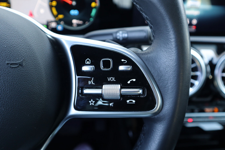 Mercedes-Benz A-Klasse 250 e Luxury / SOH 93% / 19inch / Sfeer verlichting / Widescreen / Camera / Carplay / Mercedes-Benz A-Klasse 250 e Luxury / SOH 93% / 19inch / Sfeer verlichting / Widescreen / Camera / Carplay /