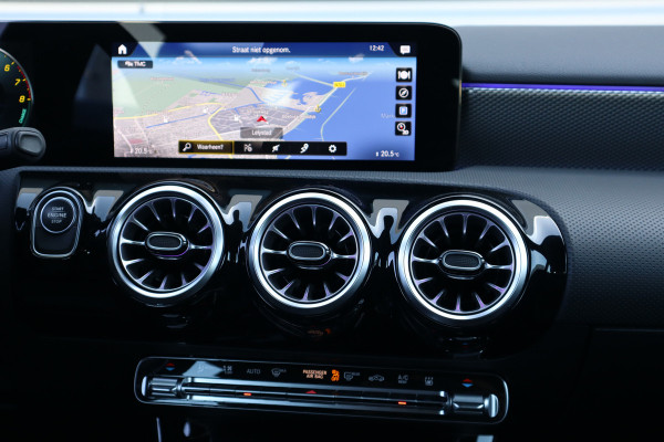 Mercedes-Benz A-Klasse 250 e Luxury / SOH 93% / 19inch / Sfeer verlichting / Widescreen / Camera / Carplay / Mercedes-Benz A-Klasse 250 e Luxury / SOH 93% / 19inch / Sfeer verlichting / Widescreen / Camera / Carplay /